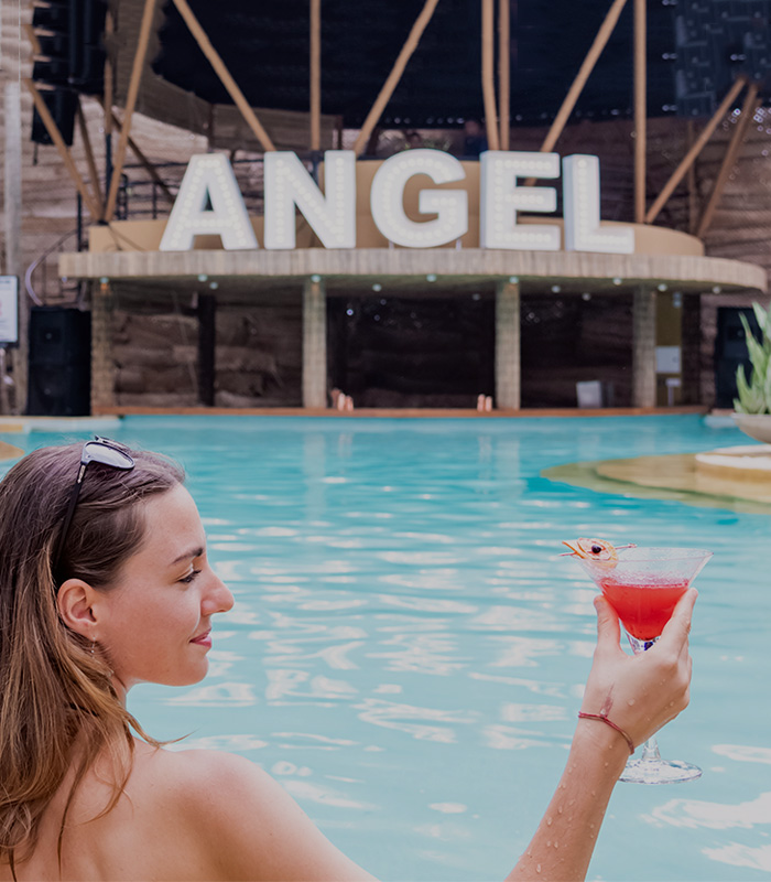 <span>Yacht Club </span> Above the pool bar